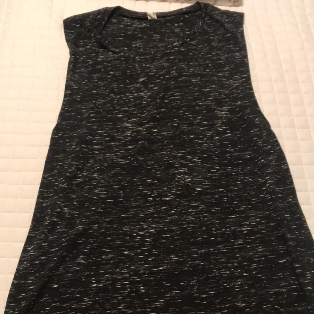 6 size L and XL tanks - Picture 7 of 7